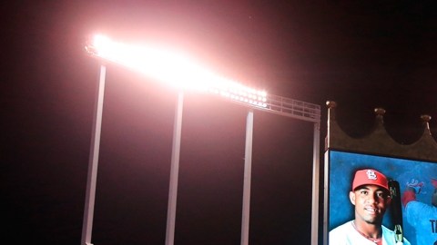El homenaje a Oscar Taveras antes del juego seis de la Serie Mundial de 2014 entre los Kansas City Royals y los San Francisco Giants en Kauffman Stadium.