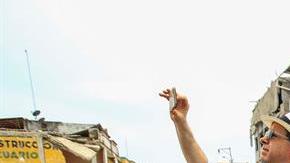 Estados Unidos entregará a Ecuador ayuda por valor de un millón de dólares para paliar los efectos del terremoto que azotó zonas de la costa norte del país hace diez días, informaron fuentes estadounidenses.
	   El embajador de ese país Todd Chapman dijo hoy en Pedernales, en el epicentro de la catástrofe, que su país ha enviado a Ecuador un avión con más de 83 toneladas de materiales para la construcción, equipamiento de cocina y contenedores de agua, entre otras cosas.
	   Militares estadounidenses, además, trabajan en el aeropuerto de Manta, adonde se prevé que hoy llegue una nueva torre de control suministrada por Estados Unidos tras la pérdida de la original en el sismo, explicó Chapman.
	   Se trata de una torre móvil provisional para el control de tráfico aéreo que contribuirá a aumentar la seguridad del recinto aeroportuario, comentó a periodistas.
	   El diplomático estadounidense hizo estas declaraciones durante un recorrido por algunas zonas afectadas del terremoto de magnitud 7,8 grados del pasado 16 de abril, que ha causado 655 muertos y miles de heridos y damnificados, según cifras oficiales.
	   Chapman, junto a la embajadora de Canadá en Ecuador, Marianick Tremblay, y al del Reino Unido, Patrick Mullee, recorrió un almacén de ayuda en la localidad de Pedernales y visitó el centro de mando integral y el centro de mando militar en esa localidad, una de las más afectadas por el sismo.
	   El diplomático estadounidense señaló que su país ha enviado también a Ecuador ingenieros de estructuras, especialistas en saneamiento y en construcción de albergues.
	   Agregó que quizá es difícil mandar alimentos desde su país a Ecuador, pero "una contribución de diez dólares puede llegar rápidamente a través de las organizaciones privadas norteamericanas que están trabajando ahora aquí en Pedernales".
	   Chapman reconoció que nunca ha visto una tragedia como la que afecta a la zona norte de la costa ecuatoriana, a pesar de haber trabajado durante su trayectoria profesional en lugares como Afganistán y Mozambique.
	   "Yo ya vi muchas cosas, pero aquí el desastre es enorme y yo creo que es muy importante, como pueblo de Estados Unidos, ayudar en este momento", declaró.
	   El diplomático estadounidense destacó el espíritu de los ecuatorianos, que calificó de "muy vibrante" y dijo que están "muy unidos como pueblo", al tiempo que expresó la solidaridad de Estados Unidos "en este tiempo tan difícil".
	   "Creo que es muy importante saber que la comunidad internacional no va a olvidarse del pueblo ecuatoriano. Estamos aquí para trabajar hoy y para mañana también". 


Photographs: 

Photograph 1: 
El embajador de Estados Unidos en Ecuador Todd Chapman (3i), visita la zona de Pedernales (Ecuador), afectada por el terremoto, donde anunció que su país ha enviado a Ecuador un avión con más de 83 toneladas de materiales para la construcción, equipamiento de cocina y contenedores de agua, entre otras cosas.