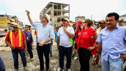 Estados Unidos entregará a Ecuador ayuda por valor de un millón de dólares para paliar los efectos del terremoto que azotó zonas de la costa norte del país hace diez días, informaron fuentes estadounidenses.
El embajador de ese país Todd Chapman dijo hoy en Pedernales, en el epicentro de la catástrofe, que su país ha enviado a Ecuador un avión con más de 83 toneladas de materiales para la construcción, equipamiento de cocina y contenedores de agua, entre otras cosas.
Militares estadounidenses, además, trabajan en el aeropuerto de Manta, adonde se prevé que hoy llegue una nueva torre de control suministrada por Estados Unidos tras la pérdida de la original en el sismo, explicó Chapman.
Se trata de una torre móvil provisional para el control de tráfico aéreo que contribuirá a aumentar la seguridad del recinto aeroportuario, comentó a periodistas.
El diplomático estadounidense hizo estas declaraciones durante un recorrido por algunas zonas afectadas del terremoto de magnitud 7,8 grados del pasado 16 de abril, que ha causado 655 muertos y miles de heridos y damnificados, según cifras oficiales.
Chapman, junto a la embajadora de Canadá en Ecuador, Marianick Tremblay, y al del Reino Unido, Patrick Mullee, recorrió un almacén de ayuda en la localidad de Pedernales y visitó el centro de mando integral y el centro de mando militar en esa localidad, una de las más afectadas por el sismo.
El diplomático estadounidense señaló que su país ha enviado también a Ecuador ingenieros de estructuras, especialistas en saneamiento y en construcción de albergues.
Agregó que quizá es difícil mandar alimentos desde su país a Ecuador, pero "una contribución de diez dólares puede llegar rápidamente a través de las organizaciones privadas norteamericanas que están trabajando ahora aquí en Pedernales".
Chapman reconoció que nunca ha visto una tragedia como la que afecta a la zona norte de la costa ecuatoriana, a pesar de haber trabajado durante su trayectoria profesional en lugares como Afganistán y Mozambique.
"Yo ya vi muchas cosas, pero aquí el desastre es enorme y yo creo que es muy importante, como pueblo de Estados Unidos, ayudar en este momento", declaró.
El diplomático estadounidense destacó el espíritu de los ecuatorianos, que calificó de "muy vibrante" y dijo que están "muy unidos como pueblo", al tiempo que expresó la solidaridad de Estados Unidos "en este tiempo tan difícil".
"Creo que es muy importante saber que la comunidad internacional no va a olvidarse del pueblo ecuatoriano. Estamos aquí para trabajar hoy y para mañana también".
Photographs:
Photograph 1:
El embajador de Estados Unidos en Ecuador Todd Chapman (3i), visita la zona de Pedernales (Ecuador), afectada por el terremoto, donde anunció que su país ha enviado a Ecuador un avión con más de 83 toneladas de materiales para la construcción, equipamiento de cocina y contenedores de agua, entre otras cosas.