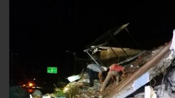 Siguen las labores de rescate tras sismo en Ecuador.