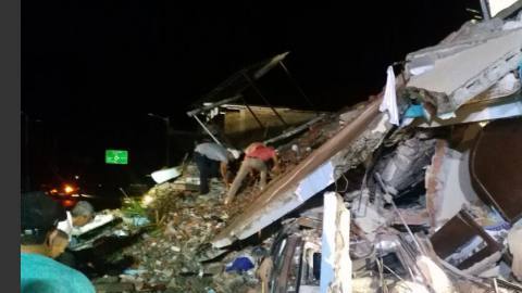 Siguen las labores de rescate tras sismo en Ecuador.