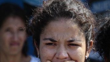 Mujeres lloran ante la devastación en la localidad de Pedernales.