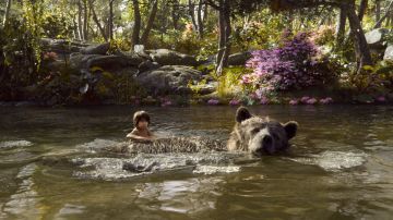 Mowgli y Baloo (el oso) en una escena de 'The Jungle Book', que se estrena este fin de semana.