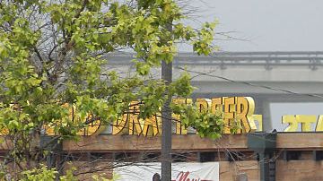 El restaurante Twin Peaks, la escena de un tiroteo entre bandas de motoristas, en Waco, Texas, aparece en esta foto del 18 de de mayo de 2015.