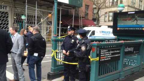 Policías en la escena del crimen, en  la estación de Bleecker Street del tren 6.