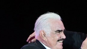 El Potrillo apareció en el escenario para cantar "Paloma querida" junto a su padre Vicente Fernández.