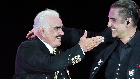 El Potrillo apareció en el escenario para cantar "Paloma querida" junto a su padre Vicente Fernández.