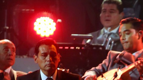 Vicente Fernández durante su concierto de despedida anoche, donde lo acompañaros más de 80,000 fans.