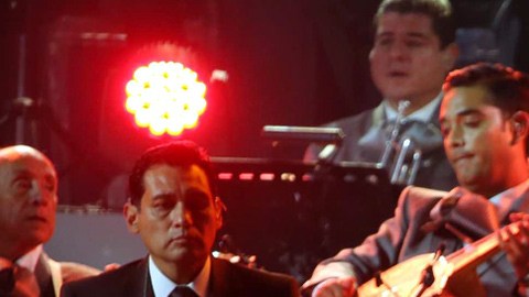 Vicente Fernández durante su concierto de despedida anoche, donde lo acompañaros más de 80,000 fans.