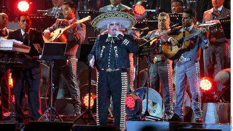 Vicente Fernández durante su concierto de despedida anoche, donde lo acompañaros más de 80,000 fans.