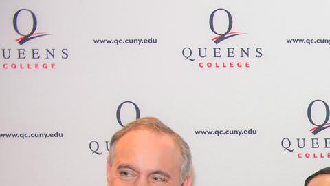 David Villa, de rojo, durante la presentación del curso. en Queens College.