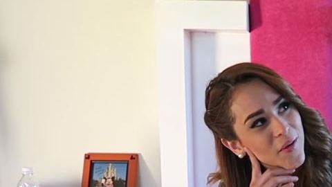 Yanet García grabó su primer video desde su apartamento y con ayuda de su novio.