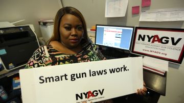 Shaina Harrison, Program Director New Yorkers Against Gun Violence en su oficina de Manhattan.
Photo Credito Mariela Lombard/El Diario NY.