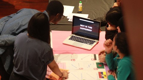 Alumnos de escuelas publicas de Nueva York acuden a la expo de Justicia Social en NY University.
Photo Credito Mariela Lombard/El Diario NY.