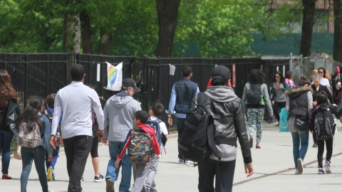 Quieren utilizan camaras en las escuelas para controlar la velocidad de los autos, para prevenir accidentes con estudiantes.
Photo Credito Mariela Lombard/El Diario NY.