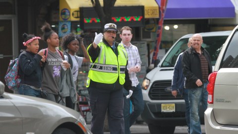 Quieren utilizan camaras en las escuelas para controlar la velocidad de los autos, para prevenir accidentes con estudiantes.
Photo Credito Mariela Lombard/El Diario NY.