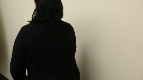 Olivia, victima de violencia domestica, habla de su experiencia y la ayuda para conseguir su visa.