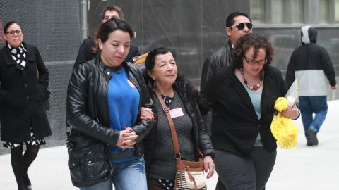Familia del trabjador de la construccion Carlos Moncayo de 23 años que resulto muerto durante un trabajo de excavacion. Empresa Constructora Harco va a jucio en la corte Criminal de Manhattan.
Photo Credito Mariela Lombard/El Diario NY.