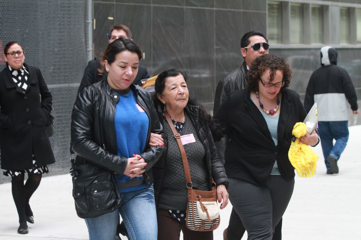La familia de Carlos Moncayo cruzando la calle a otra sala de corte después que se le asignó otro juez al caso. 