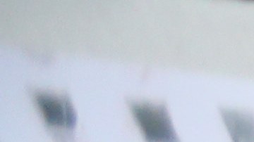 Marta Morales (jacket de flores) con Millie Alvarez decoran con antiguas fotos una maqueta que presentaran para el Festival de Losaida este fin de semana.