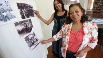 Marta Morales (jacket de flores) con Millie Alvarez decoran con antiguas fotos una maqueta que presentaran para el Festival de Losaida este fin de semana.