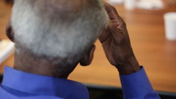 Envejeciente de 82 años  habla con El Diario sobre la ayuda que recibio a travez de una trabajdora social en JASA. 
Anciano era abusado por su hija.
Photo Credito Mariela Lombard/El Diario NY.
