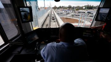El tren ligero recorre desde el centro de Los Angeles hasta el centro de Santa Monica. (Aurelia Ventura/ La Opinion)