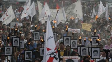 Hispanos lanzan campaña desde EEUU a favor de presos políticos en México. 
Aquí en esta foto, familiares y simpatizantes de los 43 normalistas desaparecidos de Ayotzinapa Guerrero marchan en Ciudad de México tras cumplirse 19 meses de su desaparición.