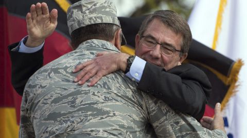 El secretario de Defensa estadounidense, Ashton Carter (dcha), confirmó la muerte del militar desde Stuttgart (Alemania), donde se encuentra de visita.