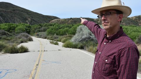 James Snead señala el lugar donde fue construida la represa San Francisco en la quebrada San Francisquito al norte de Santa Clarita, California.