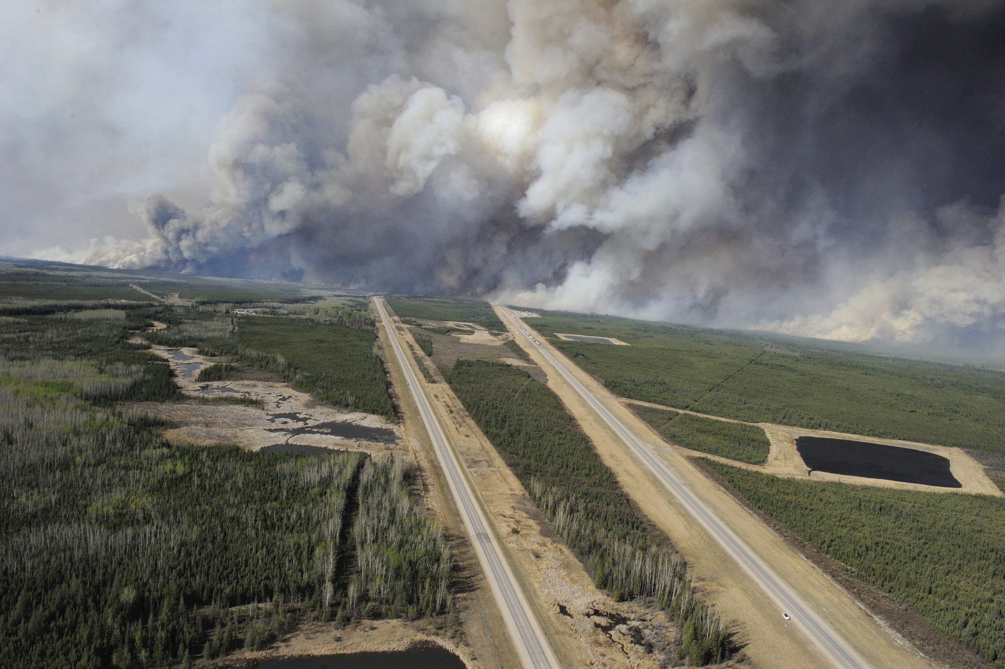 Canadá evacúa a miles por incendio forestal incontrolable (fotos y