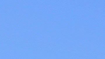 El cardenal Jaime Ortega (i) se dispone a celebrar una misa de despedida en la Catedral de La Habana.