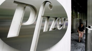 Logo de la empresa estadounidense Pfizer en la sede mundial de la compañía en Nueva York
