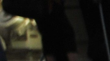 Varias personas encienden velas en el Ángel de la independencia en Ciudad de México, en memoria de los 49 niños que perdieron la vida en el incendio ocurrido en la guardería ABC de Hermosillo.