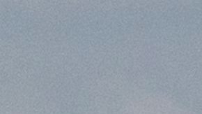 Un coche de policía junto a un avión de la compañía Egyptair en el aeropuerto Charles de Gaulle en París, Francia, el 19 de mayo de 2016.