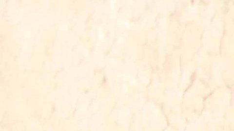 Un soldado ingresa en un recinto que los paramilitares talibanes defendían en la frontera con Pakistán.