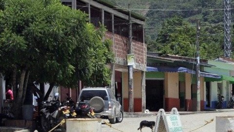 Fotografía cedida por el periódico colombiano La Opinión de soldados del ejército de Colombia patrullando en la localidad El Tarra (Colombia), desde donde la periodista española Salud Hernández escribió varios tuits antes de desaparecer.