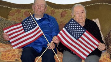 Los mexicanos Ignacio Villegas, de 100 años, y su esposa, María Guadalupe Correa, de 94, se animaron a hacerse ciudadanos estadounidenses para luchar, con su voto, por los derechos de los inmigrantes.