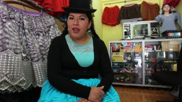 La diseñadora boliviana Eliana Paco Paredes, de origen aimara que viste con mucho orgullo el atuendo tradicional de las "cholitas", en La Paz.