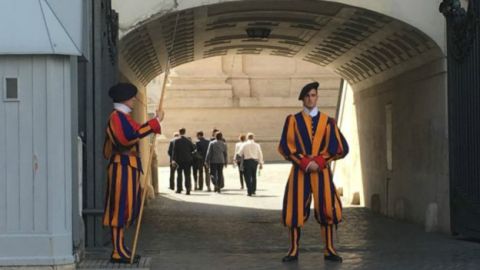 El reportero de la BBC fue recibido por estos guardias en el Vaticano.