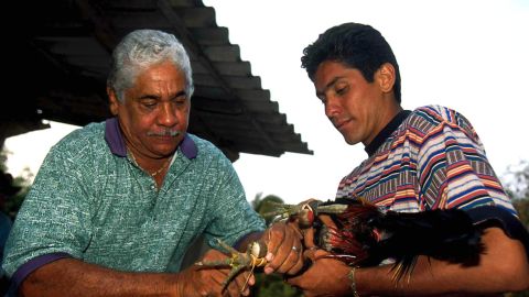 Jorge Campos, legendario portero de la selección mexicana, aparece aquí con su padre Álvaro, quien fue secuestrado en el estado de Guerrero.