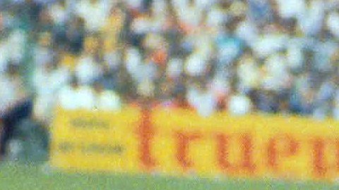 Pasión y entrega total: Roberto Gómez Junco y Daniel Brailovsky disputan una pelota en la Gran Final de 1985 en el Estadio Azteca. Los Clásicos Chivas y América florecieron en los años 80.