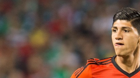 Alan Pulido con el Tri, durante el Mundial de Brasil 2014.