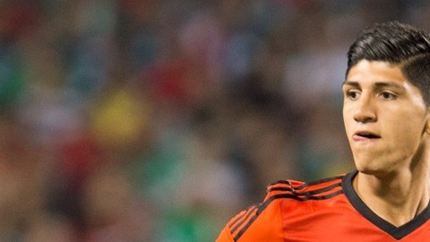 Alan Pulido con el Tri, durante el Mundial de Brasil 2014.