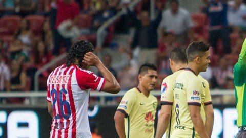 El árbitro César Ramos muestra la doble amarilla y la tarjeta roja a Sambueza.