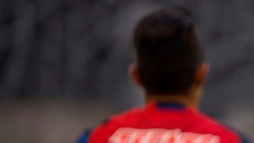 Oribe Peralta festeja el gol del triunfo del América sobre Chivas.