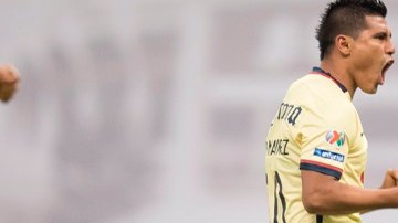 Osvaldo Martínez y su festejo ante Monterrey en el estadio Azteca.