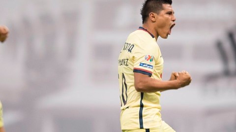 Osvaldo Martínez y su festejo ante Monterrey en el estadio Azteca.