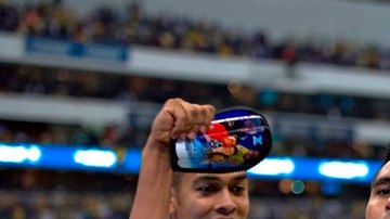 El festejo de Osvaldo Martínez con sus compañeros en el estadio Azteca.