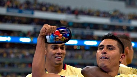 El festejo de Osvaldo Martínez con sus compañeros en el estadio Azteca.